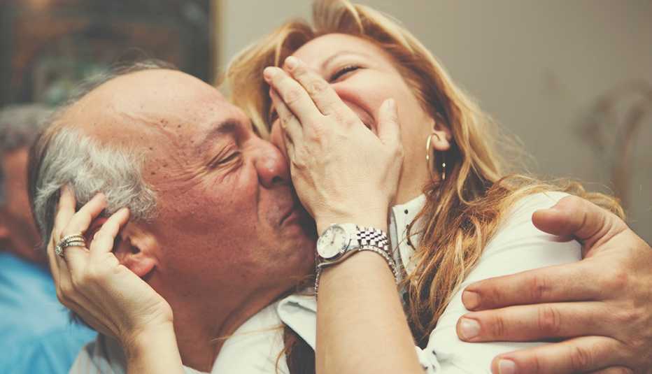 Cómo conservar la intimidad cuando te conviertes en cuidador de tu pareja - Pareja soriendo
