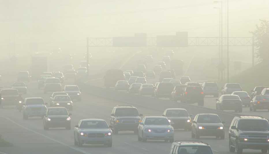 Hora pico de tráfico en una autopisa y niebla