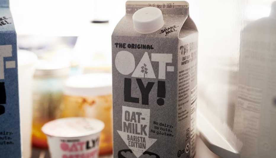 Un empaque de Oatly, leche de avena Un empaque de Oatly, leche de avena
