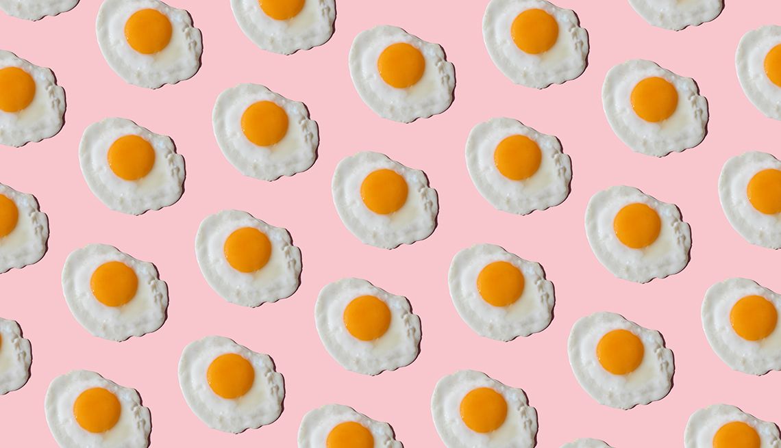 Docenas de huevos fritos sobre un fondo rosado