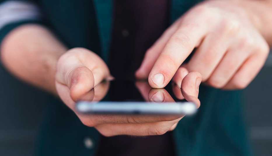 Una persona hace una llamada con su teléfono móvil