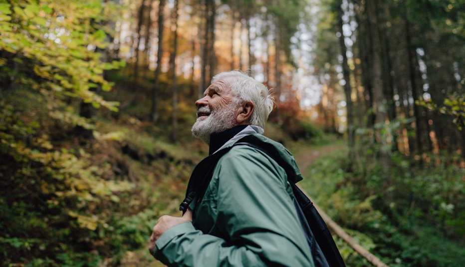 Un hombre disfruta de una caminata por un bosque