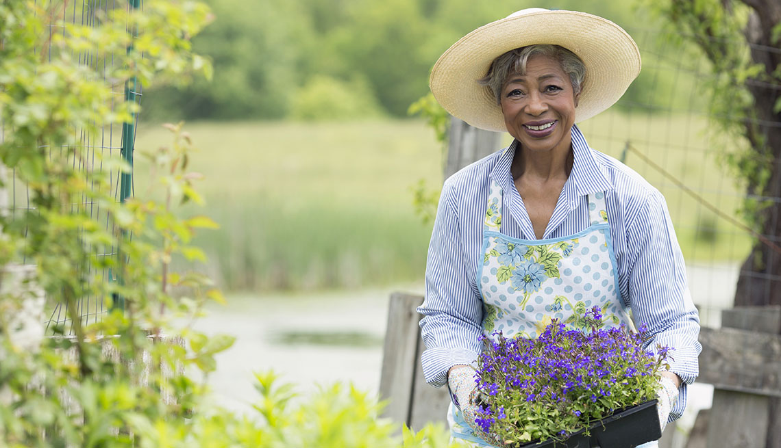 Una mujer laborando en su jardín