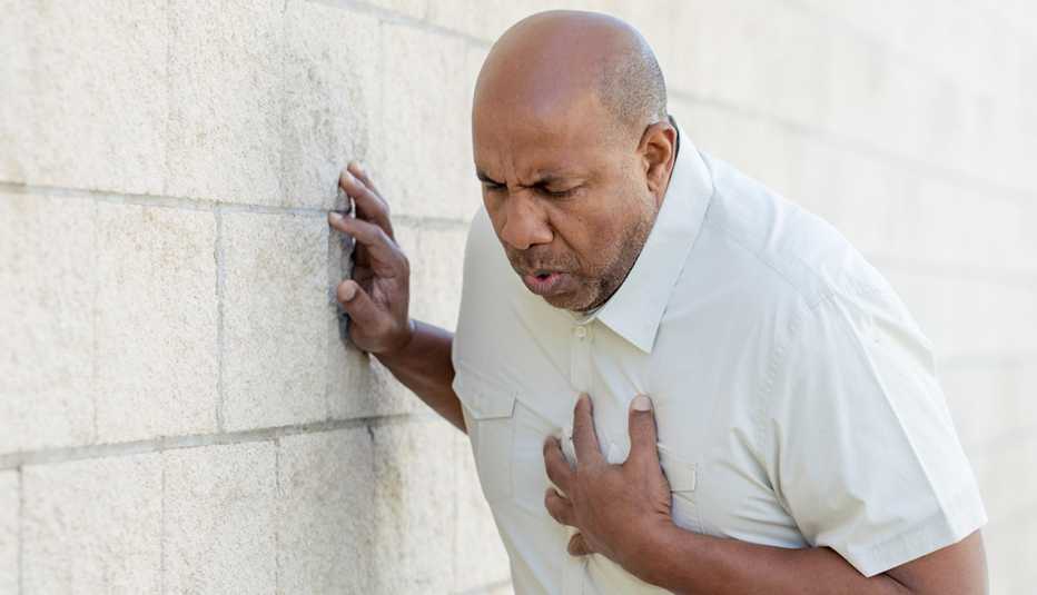 Un hombre se lleva la mano al pecho en señal de dolor