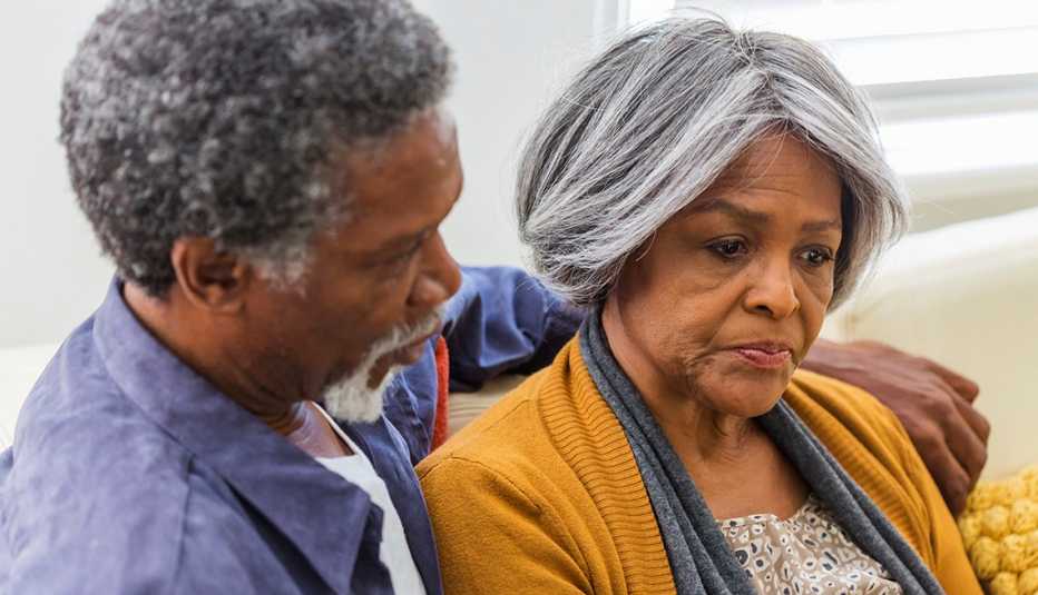 Una pareja abrazada y triste