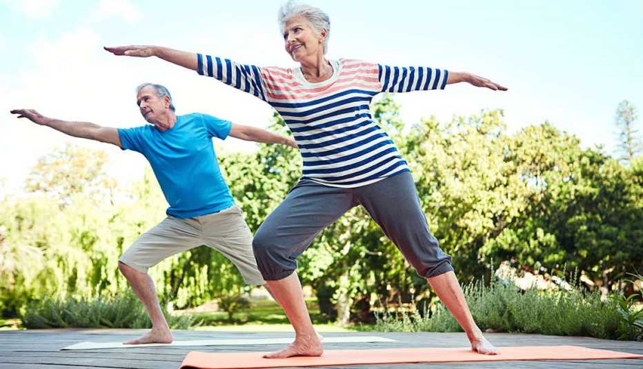 Pareja haciendo ejercicios de estiramiento - Yoga