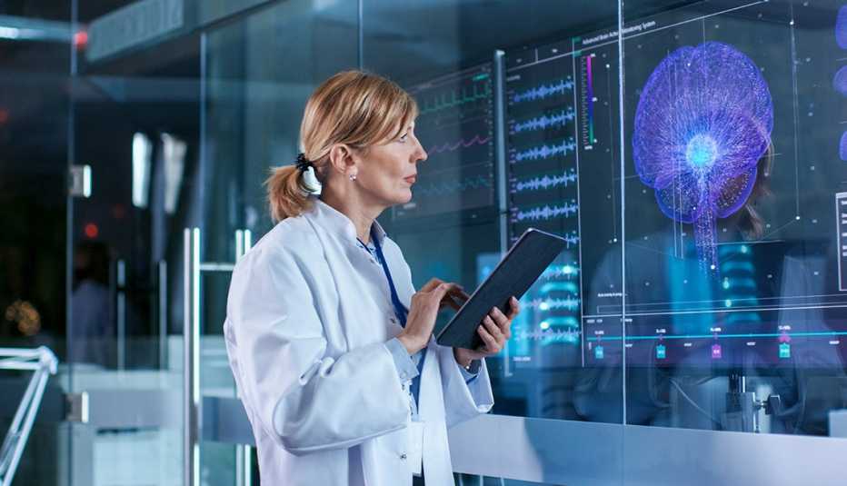 Una mujer trabaja en un laboratorio