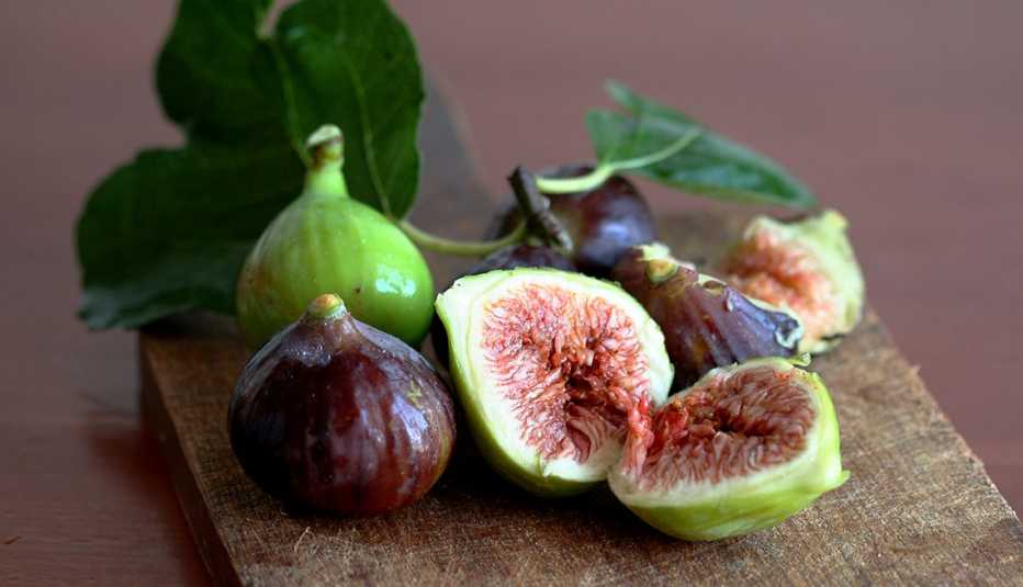 Higos enteros y cortados a la mitad.