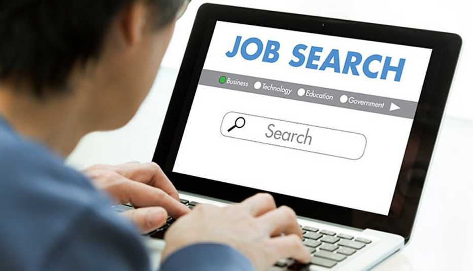 Persona buscando trabajo en línea