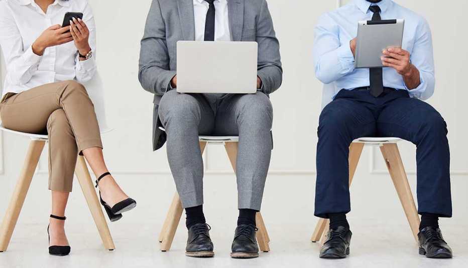 Personas sentadas se preparan para conseguir trabajo