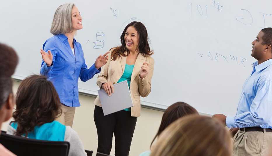Profesor enseñando a personas adultas - Trabajos de medio tiempo.