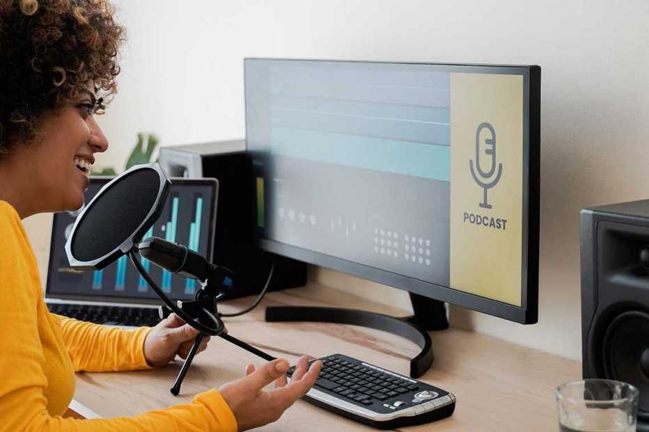Mujer trabaja como Diseñadora de sonidos en su estudio casero.