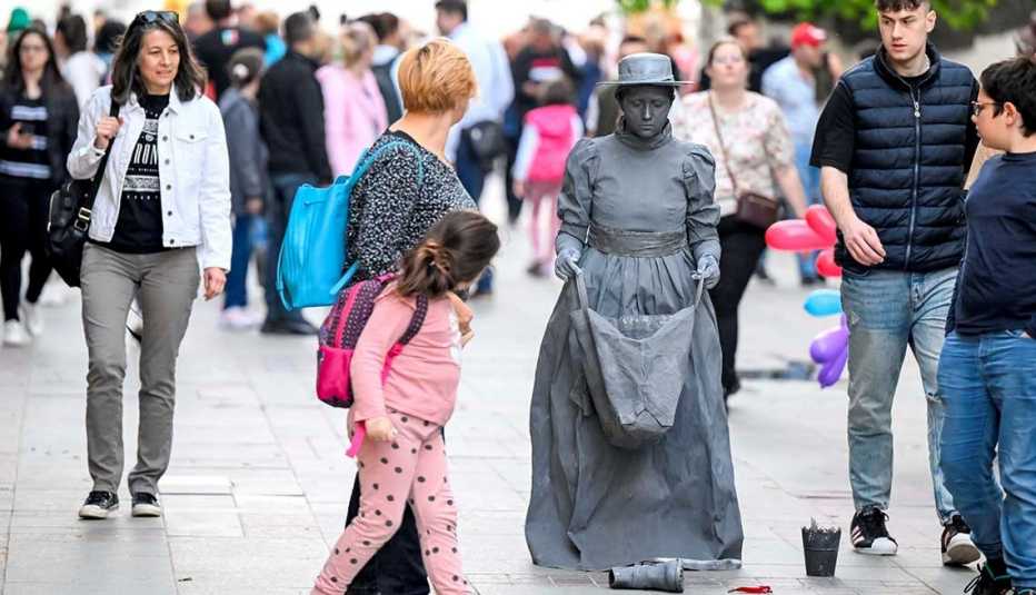 Maniquí humano vestida con un traje antiguo.