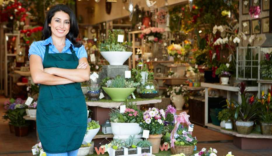 Mujer hispana al frente de su tienda