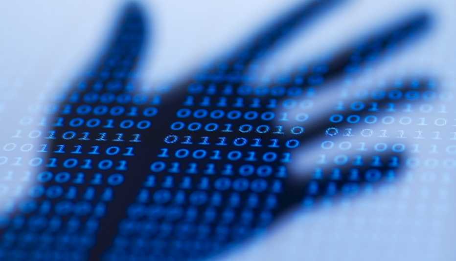Sombra de una mano sobre un código binario - Tu identidad digital ayuda en tu búsqueda de trabajo Sombra de una mano sobre un código binario - Tu identidad digital ayuda en tu búsqueda de trabajo