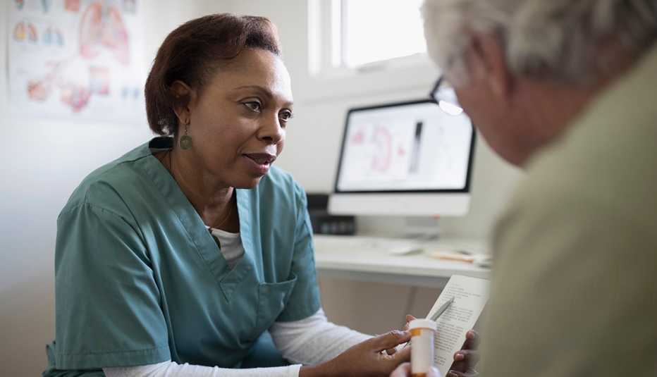 Doctora dando un medicamento a un paciente