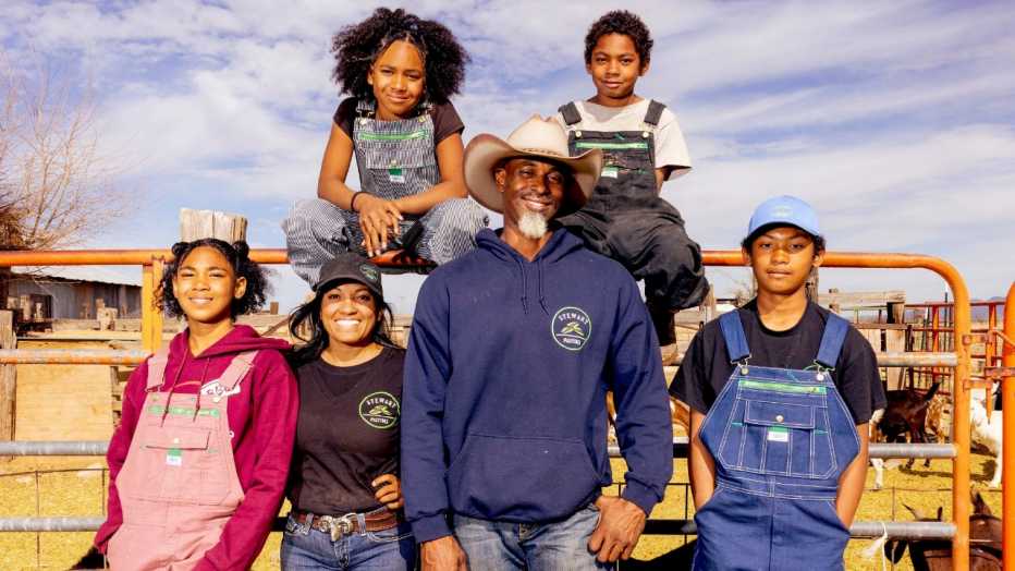 James Stu y Rachael Stewart con sus cuatro hijos Zinaye, Zeyana, Javan, James J5