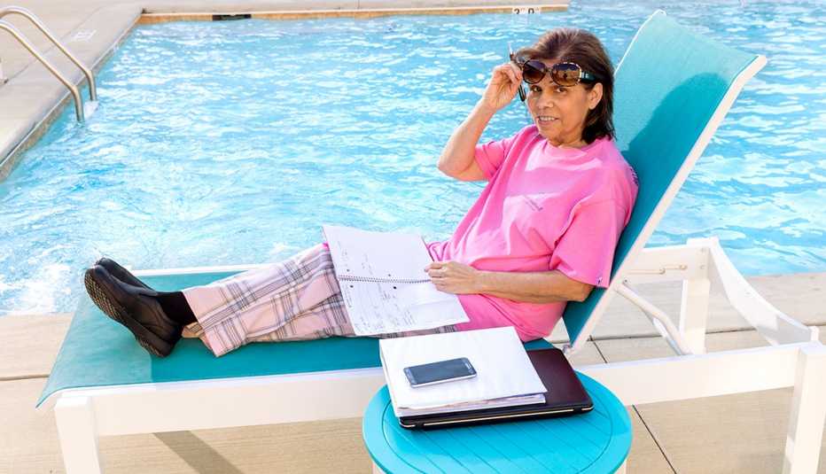 Norma Oquendo trabajando desde una piscina.