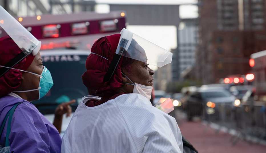 Dos enfermeras en Nueva York recibiendo una ovación de lo bomberos de la ciudad por su labor en la pandemia. Dos enfermeras en Nueva York recibiendo una ovación de lo bomberos de la ciudad por su labor en la pandemia.