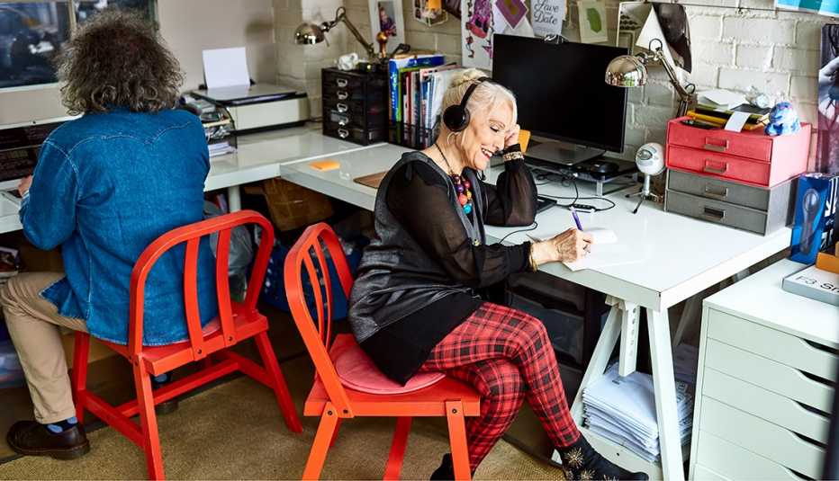 Dos mujeres trabajando desde la oficina de su casa. Una en la computadora y la otra hablando por teléfono. Dos mujeres trabajando desde la oficina de su casa. Una en la computadora y la otra hablando por teléfono.