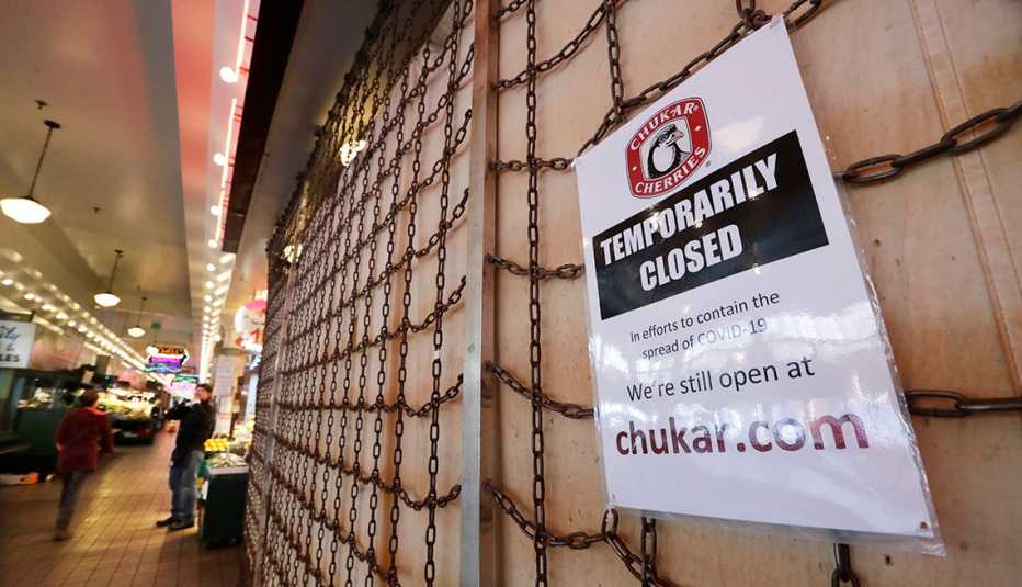 Letrero que explica que una tienda está cerrada por el coronavirus, Seattle, Washington.