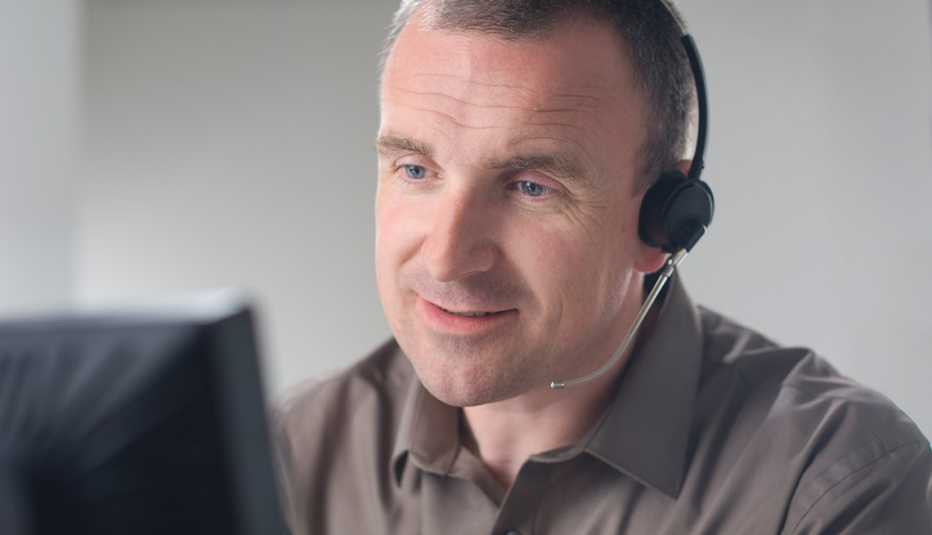 Hombre trabajando en servicio al cliente desde su casa.