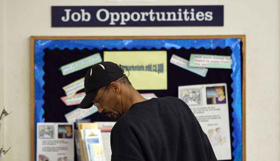 Hombre frente a una cartelera con el título oportunidades de trabajo en Oakland, California. Hombre frente a una cartelera con el título oportunidades de trabajo en Oakland, California.