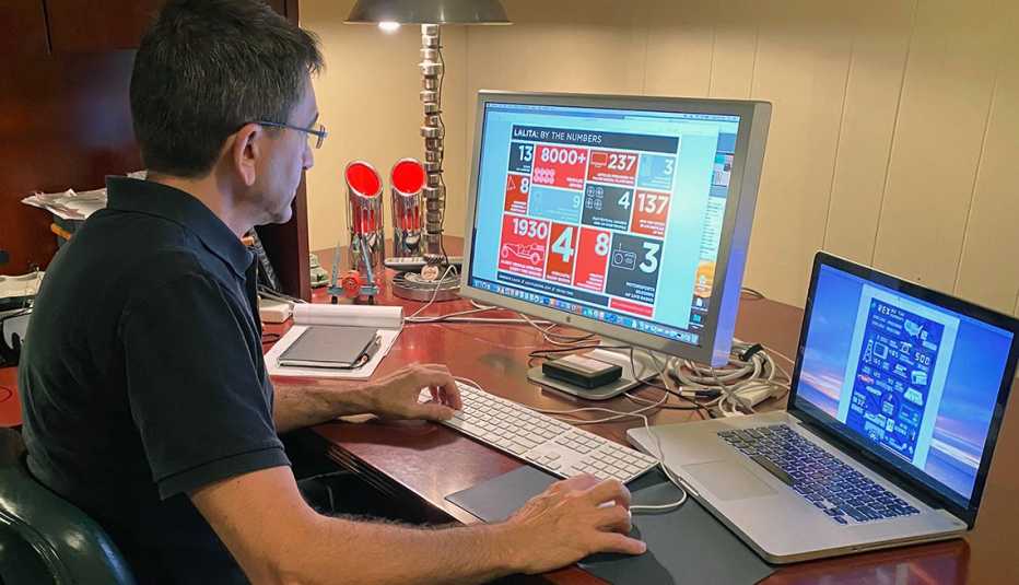 Rex Roy trabajando desde su casa