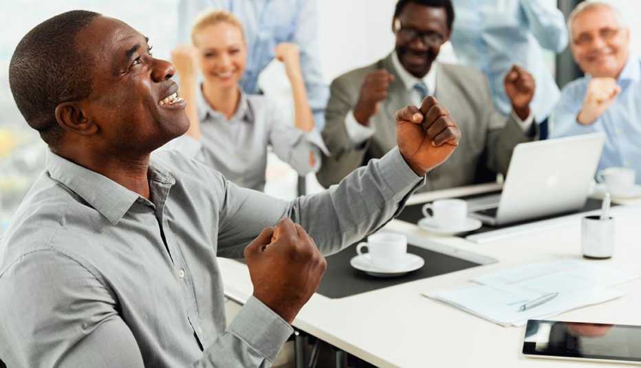 Hombre con las manos empuñadas y mirnado hacia arriba, en señal de felicidad - 5 pasos para enamorarse de nuevo de su trabajo