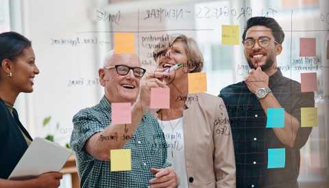 Trabajadores en una sesión creativa en una oficina moderna.