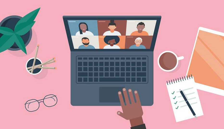 Ilustración de una persona que asiste a una reunión virtual y en su escritorio tiene una planta, un lapicero, unos espejuelos, su computadora, una libreta de notas y una taza de café