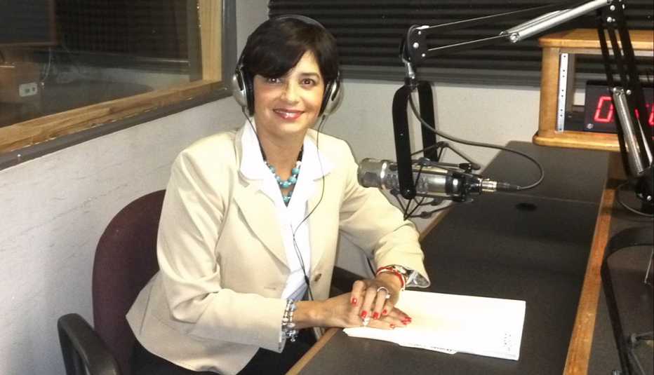 Hada María Morales en un estudio de radio y quien muestra que los sueños se hacen realidad.