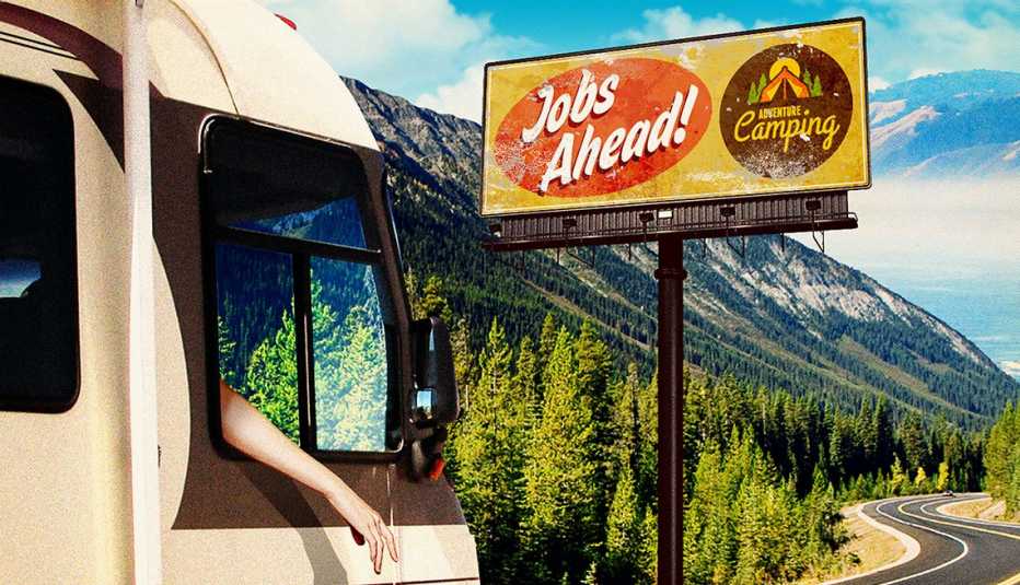 Casa móvil por una carretera que cruza un parque natural