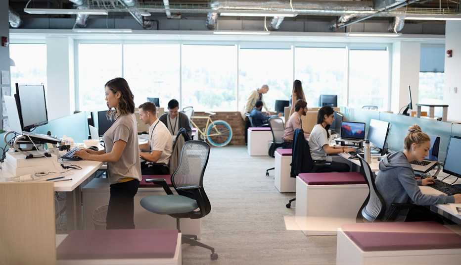 Personas en una oficina de espacio abierto Personas en una oficina de espacio abierto