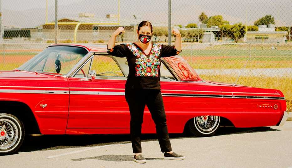 Darlene Tenes frente a un auto rojo. Darlene Tenes frente a un auto rojo.