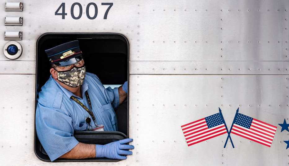 Paul Kempner usando máscara y guantes mientras está en su trabajo como revisor de tren Paul Kempner usando máscara y guantes mientras está en su trabajo como revisor de tren