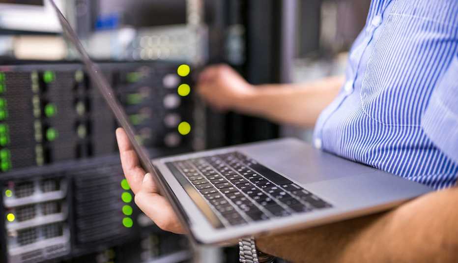 Ingeniero trabajando en un centro de datos, en Bulgaria.