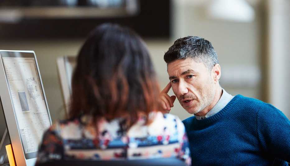 Dos ejecutivos tienen una conversación en su oficina Dos ejecutivos tienen una conversación en su oficina