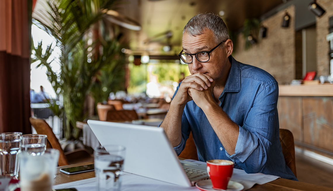 Hombre frente a su computadora y con expresión de preocupación