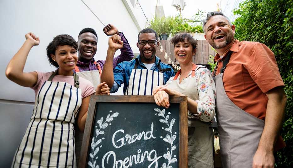 Grupo de personas celebrando la apertura de un nuevo negocio