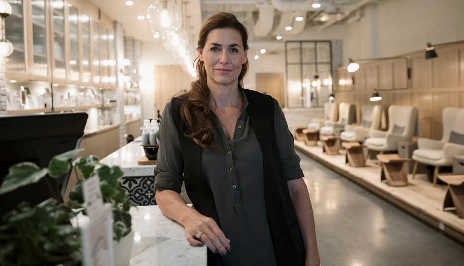 Mujer frente al mostrador de un salón de uñas