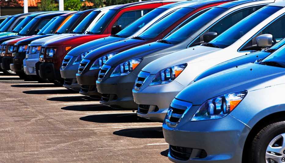 Lote de parqueo lleno de carros de alquiler