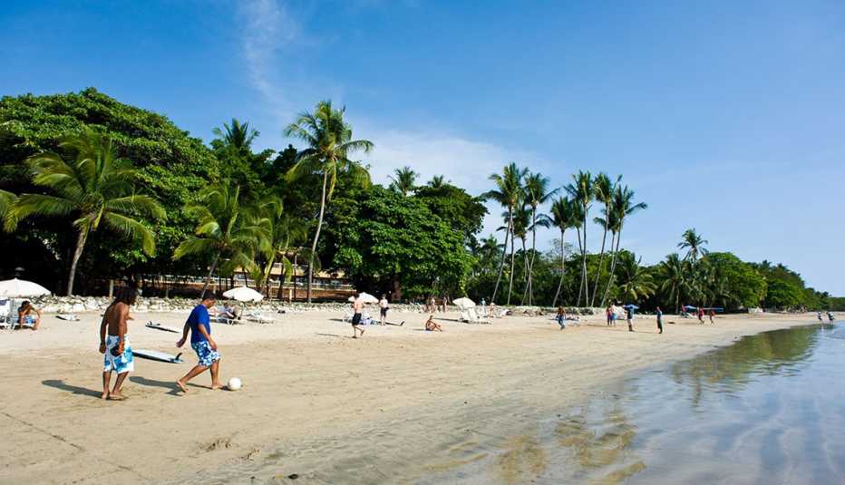 Los bañistas juegan al fútbol en la playa de Papagayo en Costa Rica