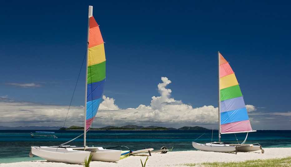 Dos catamaranes en la playa de Mamanuca, Fiyi