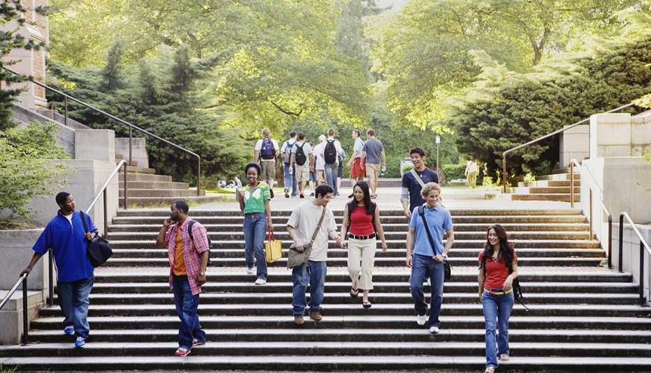Cómo sacarle provecho a tus visitas a universidades - Estudiantes caminan en universidad Cómo sacarle provecho a tus visitas a universidades - Estudiantes caminan en universidad