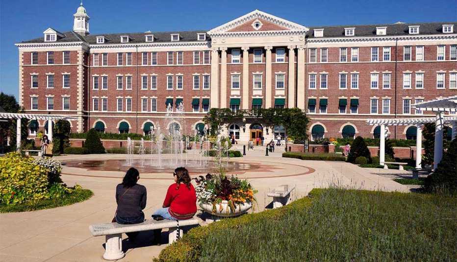 Excelentes escapes para madre e hija - Madre e hija sentadas frente al Culinary Institute of America