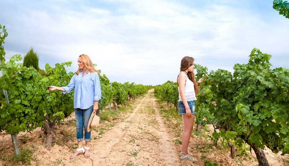 Excelentes escapes para madre e hija - Madre e hija en un viñedo