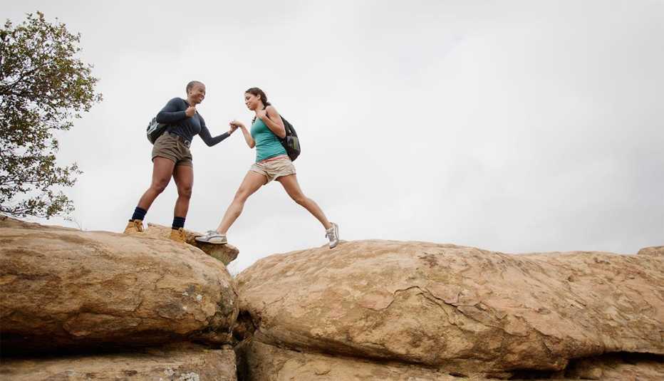 Excelentes escapes para madre e hija - Madre e hija escalando