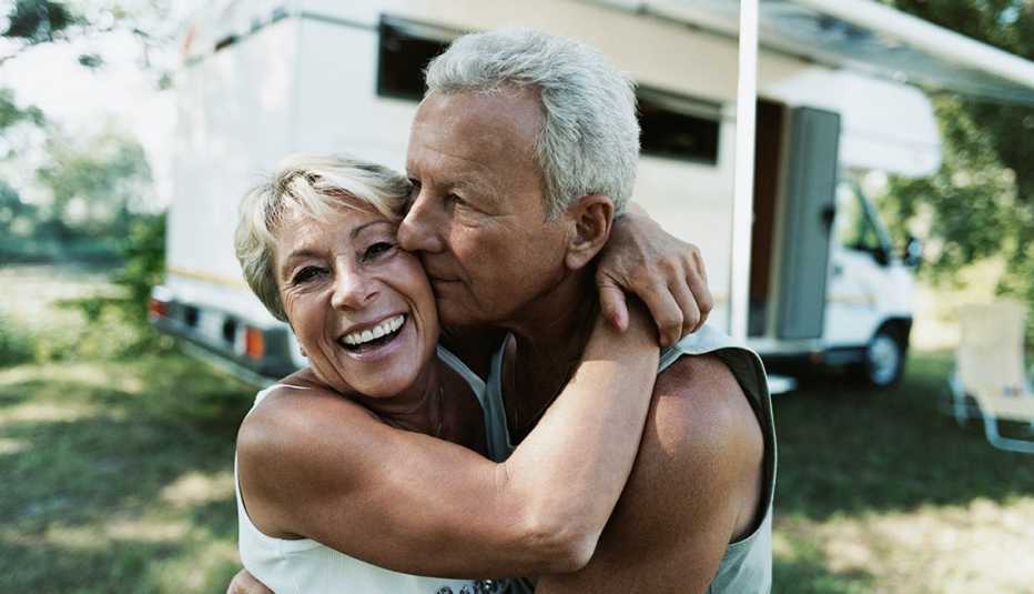 Una pareja se abraza - Guía práctica para viajar en un RV Una pareja se abraza - Guía práctica para viajar en un RV