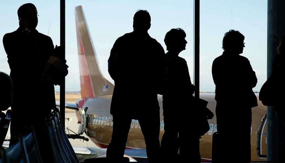 Recargos innecesarios de las aerolíneas y cómo evitarlos